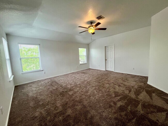 Building Photo - Large 4 bedroom/2.5 bath conveniently located to Lackland AFB! Move-in Ready!