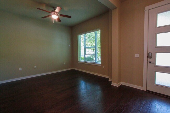 Building Photo - Beautiful 3 Bed / 2.5 Bath Home in Mueller