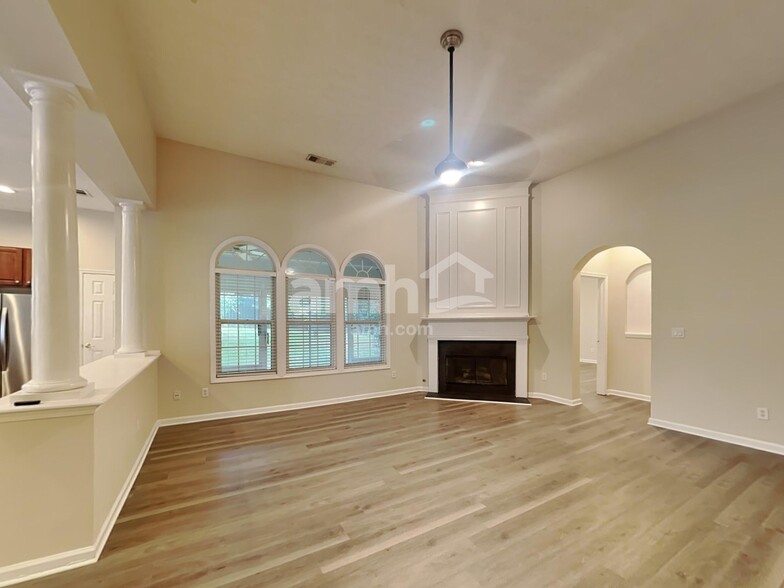 Building Photo - 985 Martin Field Dr