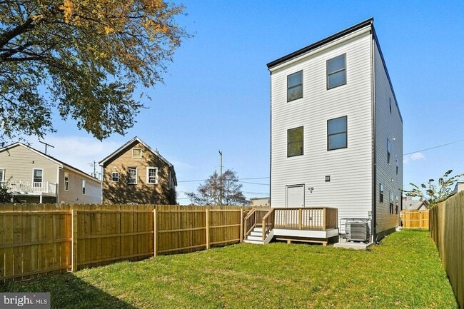 Building Photo - 4421 Kane Pl NE