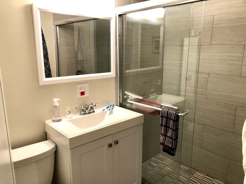 Building Photo - 19 Plymouth St