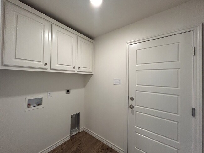 Building Photo - "Charming 3-Bed, 2-Bath Home with Granite Elegance in Wolfforth!"