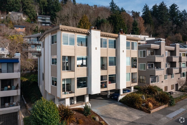 Building Photo - 4224 Beach Dr SW