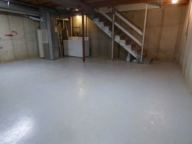 Building Photo - Beautiful 2 bd 1 1/2 ba as soon as July 1 move-in. Great Vernon Hills location!