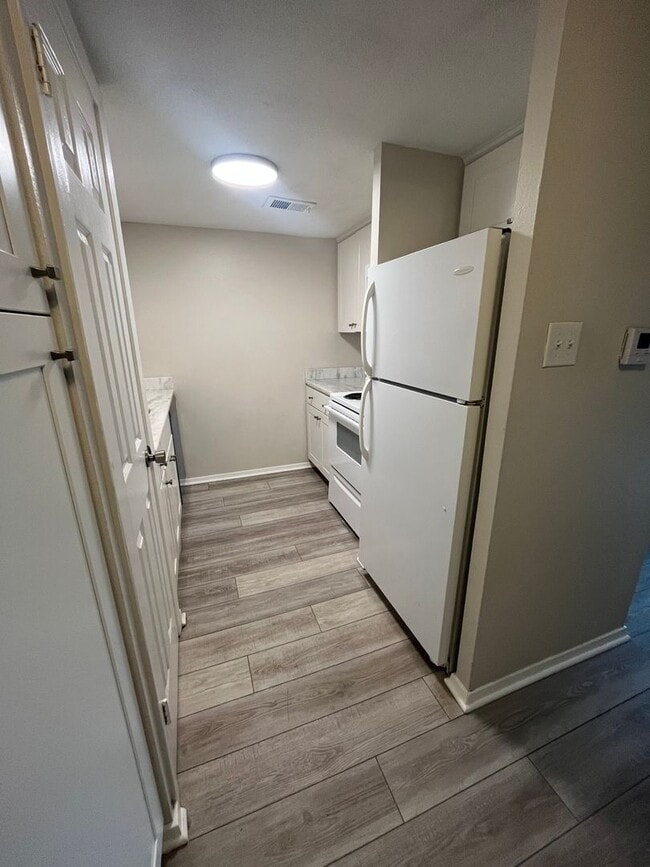 Building Photo - Condominium in Greenbrier. Available immediately! Conveniently located near the U of M. Newly ren...