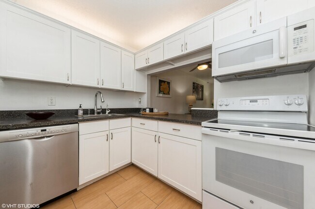 Building Photo - 2581 Garden Dr S