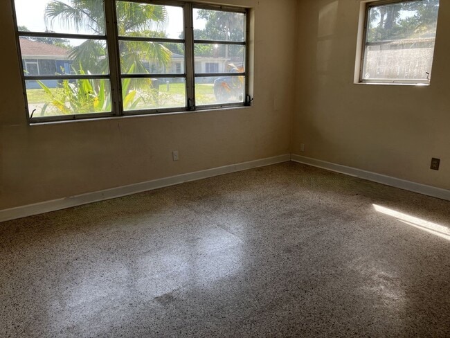 Building Photo - 2 Bedroom with fenced in backyard