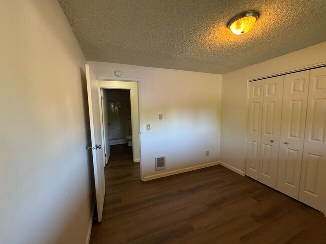 Building Photo - 3 Bedroom House in Waldport!