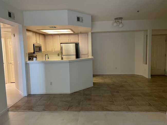 Building Photo - 640 Camino De La Reina