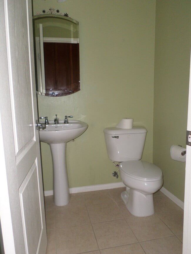 Building Photo - Gorgeous Harveston Townhome - Just across ...