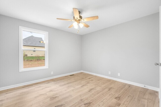 Building Photo - Newly Renovated 3 Bedroom Pet Friendly Hom...