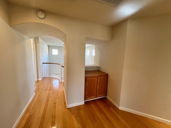 Building Photo - SPACIOUS FOUR BEDROOM HOUSE IN HAMILTON