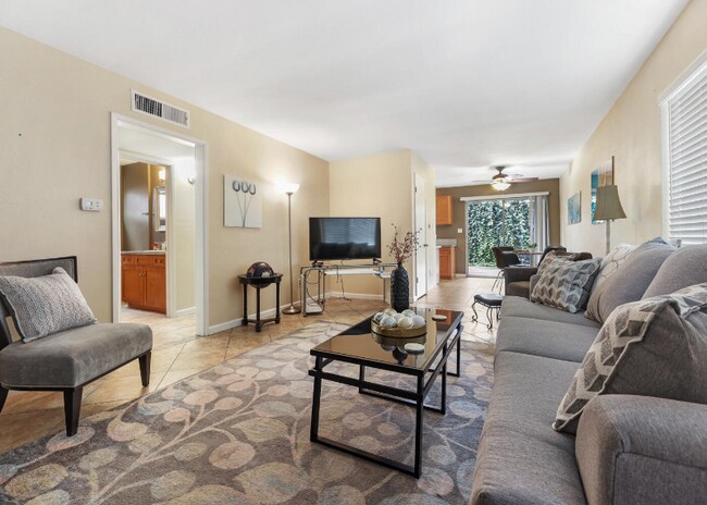 Building Photo - 718 N Floral St