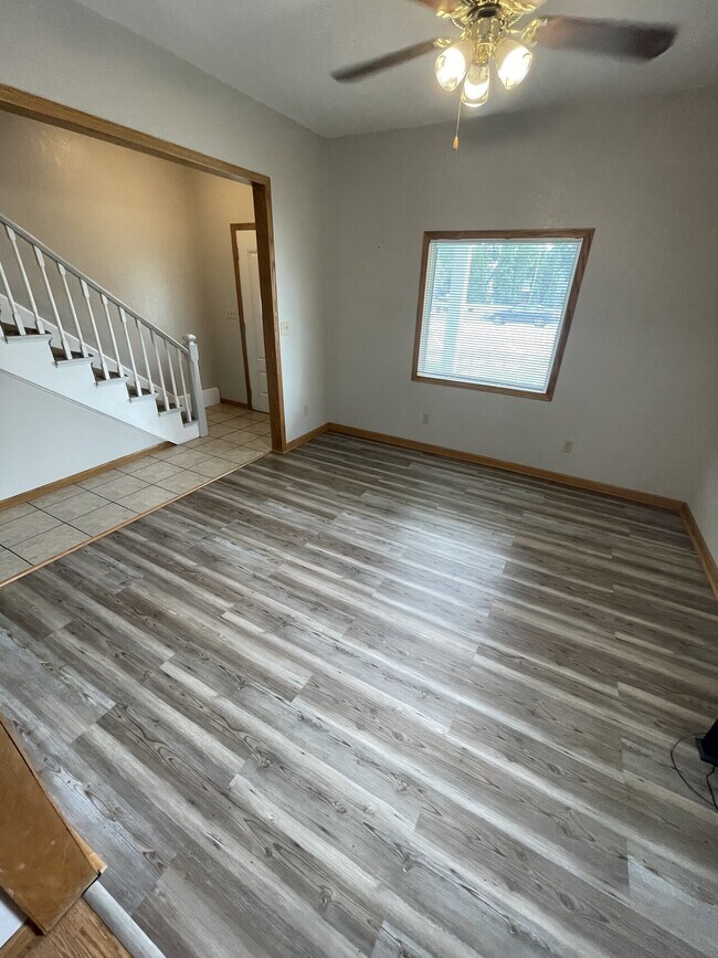 Building Photo - 127 E Main St