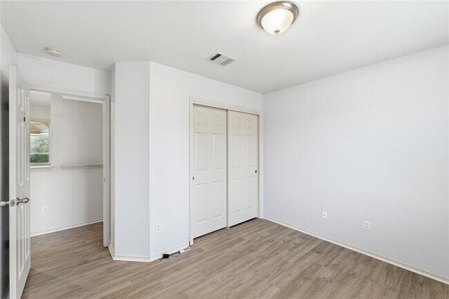 Building Photo - 910 Kirtomy Loop