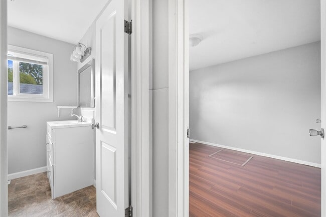 Building Photo - 2 Bedroom, 1 Bathroom Available!