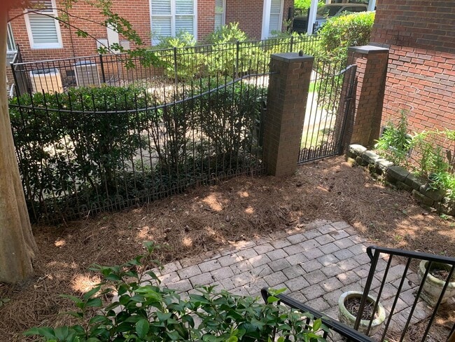 Building Photo - Spacious Townhome close to downtown Auburn...