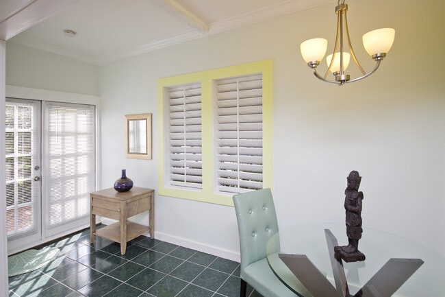 Building Photo - Furnished Studio in Old Town