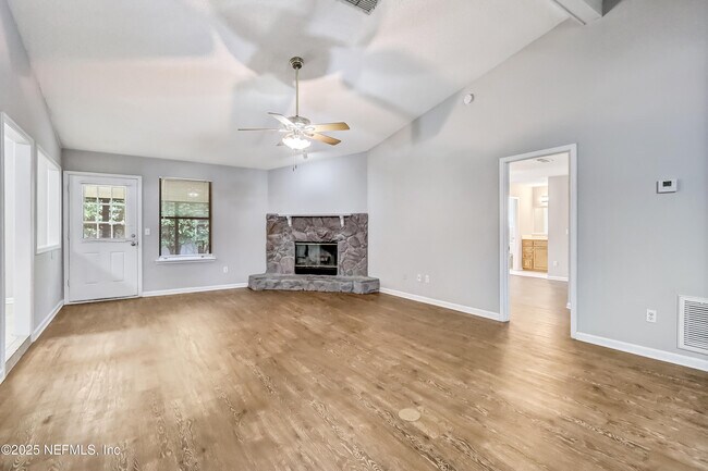 Building Photo - 10460 Roxbury Ln