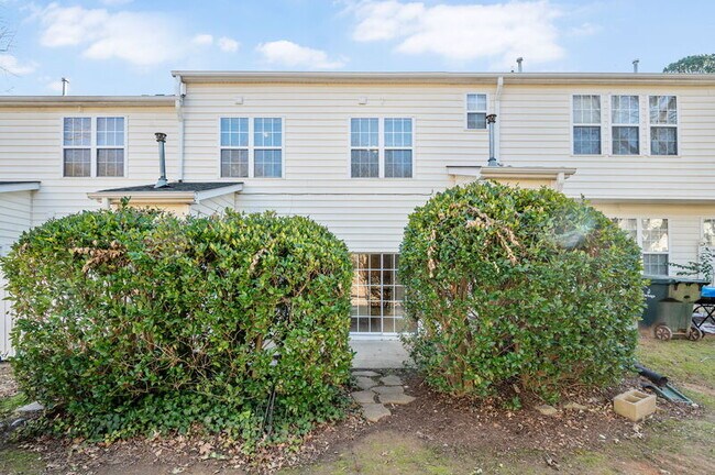 Building Photo - 2204 Valley Haven Dr