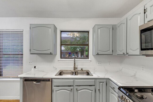 Building Photo - 910 Crieff Cross Dr