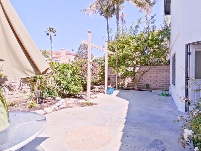 Building Photo - Beautifully remodeled 3 bed / 2.5 bathroom...