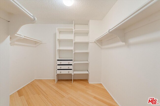 Building Photo - 429 N Oakhurst Dr