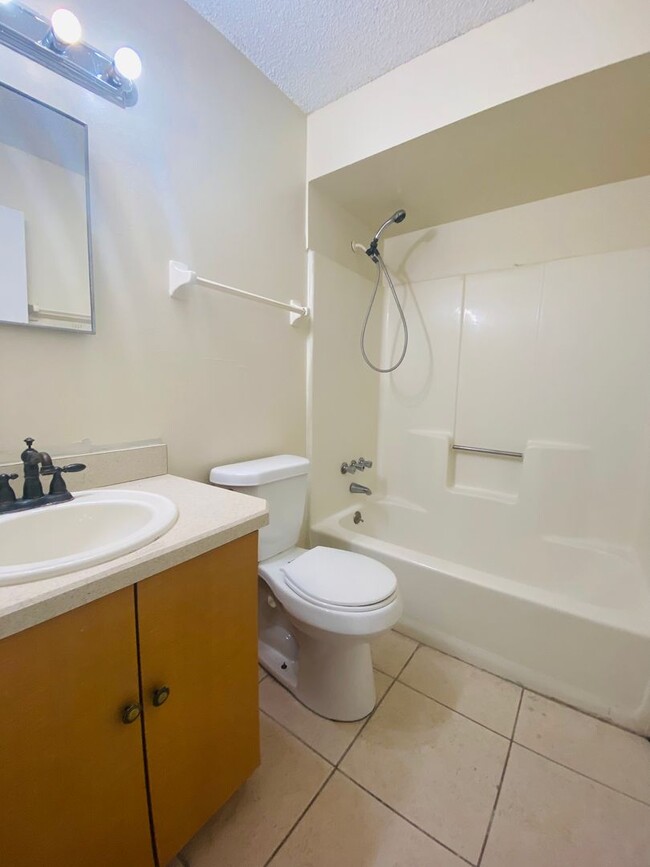 Building Photo - 2 BED / 1 BATH DUPLEX