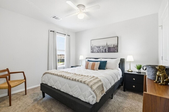 Building Photo - Move in Ready and FULLY FURNISHED 3 BD/2 BA located Far West San Antonio!