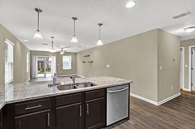 Building Photo - Like new 4 bedroom 2 bath home for rent.