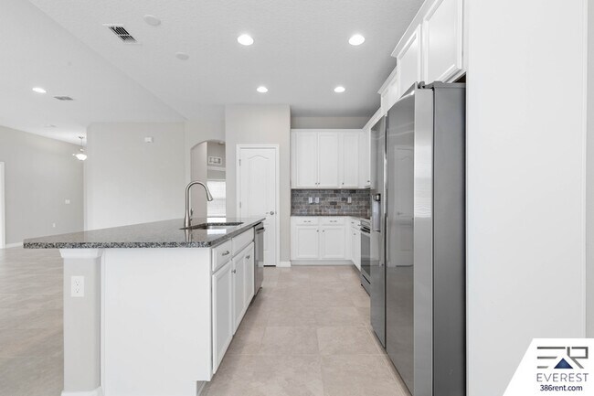 Building Photo - 12 Lysander Ln