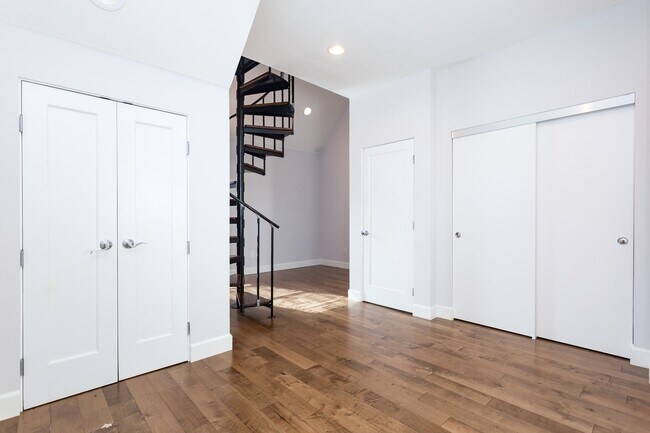 Building Photo - Stunning 4 Level Condo in Little Italy