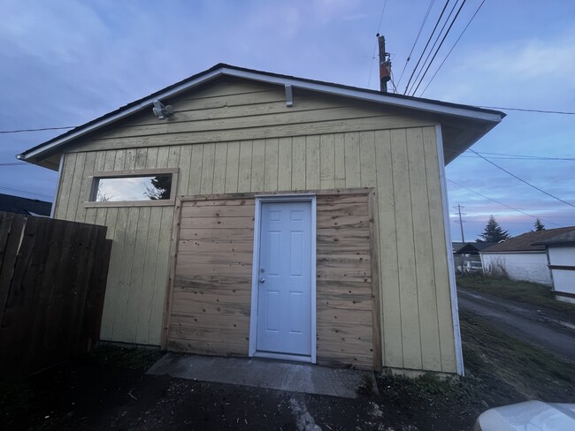 Entrance/Converted Garage - 6631 S Warner St