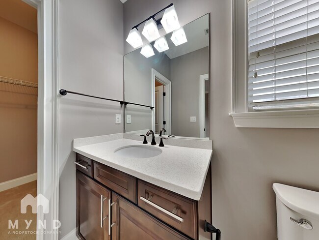 Building Photo - 2995 Manorview Ln