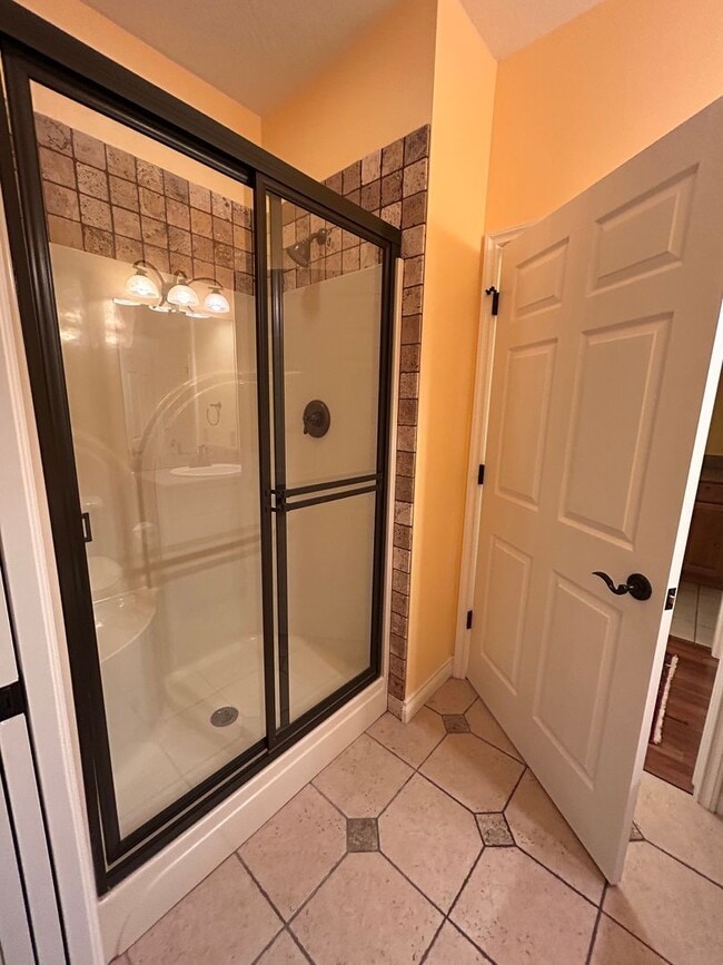 Building Photo - Gorgeous 4 Bedroom in Desirable East Misso...