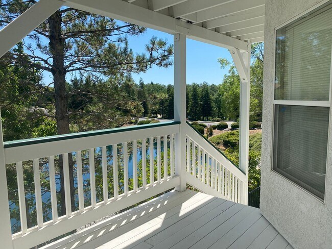 Building Photo - Beautiful Lakefront Home in the Vineyard! ...