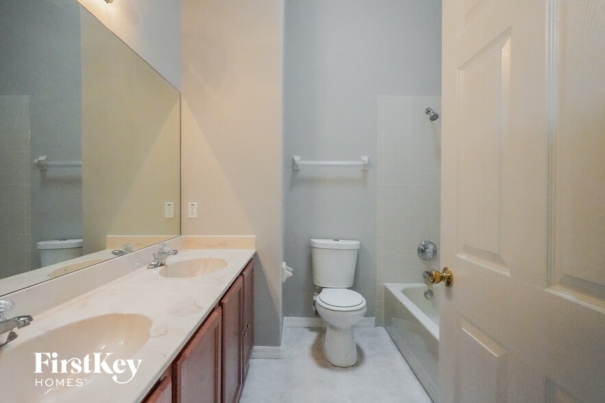 Building Photo - 2513 Balmoral Dr