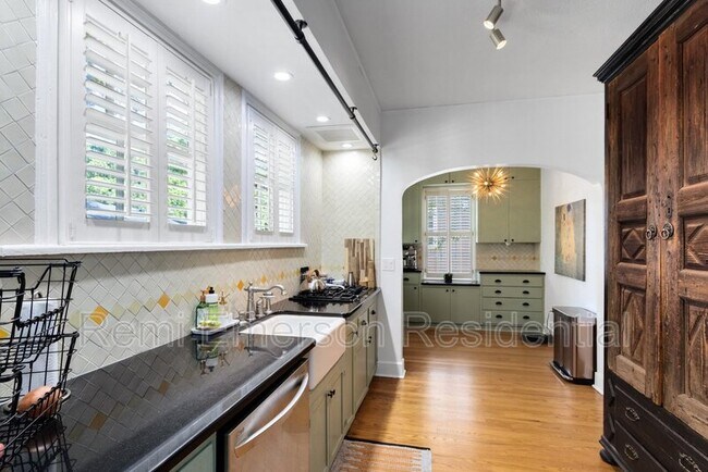 Building Photo - 732 Edgewater Dr