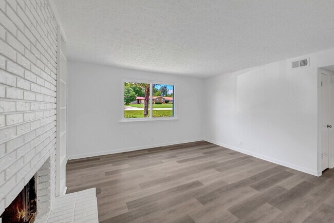 Building Photo - Furnished, remodeled 2BR near Nashville hospitals, all utilities and WiFi included, updated kitch...