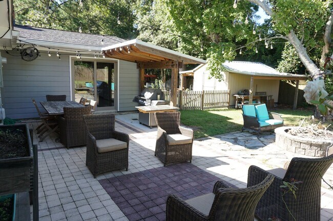 Building Photo - 109 E Sand Hills Dr