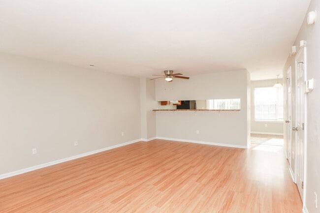 Building Photo - Charming Townhouse in Virginia Beach