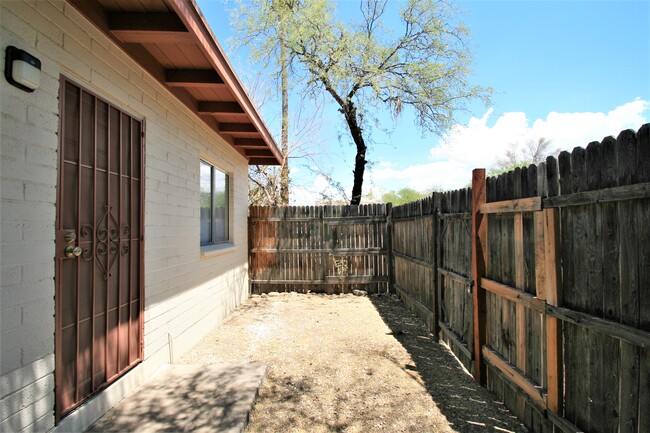 Private Yard - 610 E Drachman St