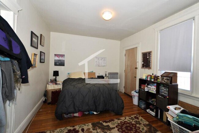 Building Photo - No Brokers Fee, No Security Deposit, Heat,...