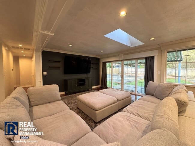 Building Photo - Beautifully Updated 3 Bedroom Rambler!