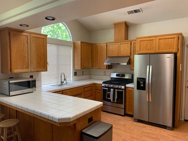 Building Photo - Perfect Location! Steps to schools, Upper Park and Wildwood Park. 3 Bedroom 2 Bath PARTIALLY FURN...