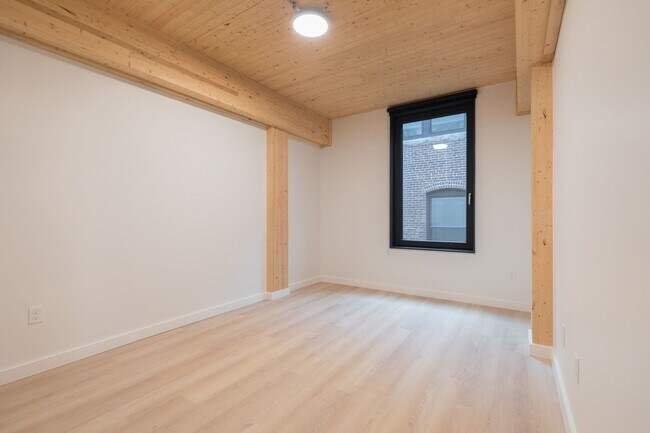 Building Photo - 12 E Lenox St