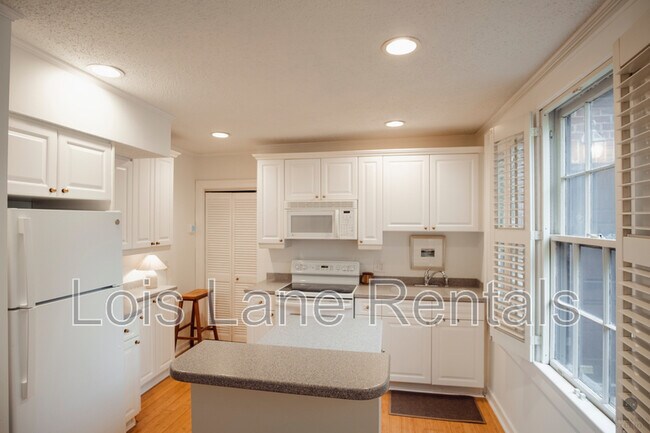 Building Photo - 117 Church St