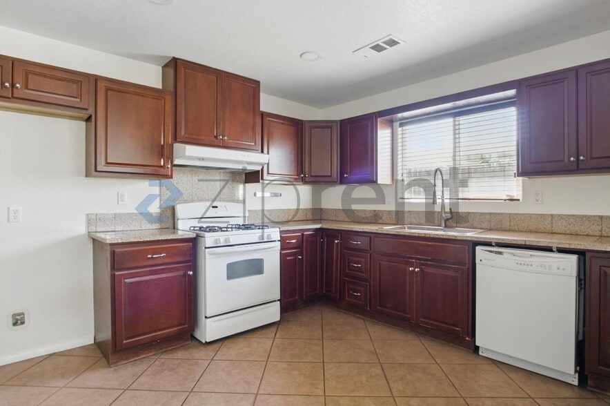 Building Photo - 1365 Valley View Ave