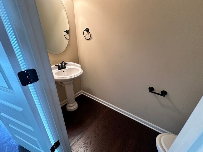 Building Photo - Towne House Living in the Center of the City! Call the office to schedule a tour!