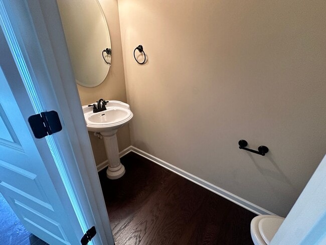 Building Photo - Towne House Living in the Center of the City!